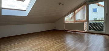 Moderne 2 Zimmer-Dachgeschoss-Wohnung in top Lage mit Garage und Balkon