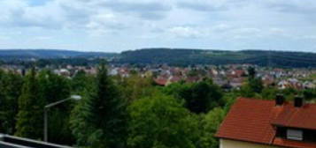 2 Zimmer, Küche mit EBK, Bad, großer Balkon mit Ausblick