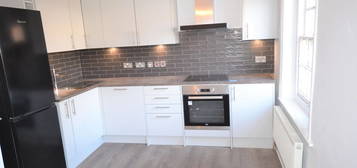 Flat to rent in South Street, Reading, Berkshire RG1