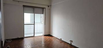 Apartamento T3 na Cova da Piedade com boas áreas. Ref. 5842