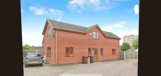 2 bedroom detached house