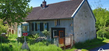 Petite ferme à l'orée d'un village du Morvan