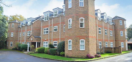 Flat to rent in Yew Place Oatlands Chase, Weybridge KT13