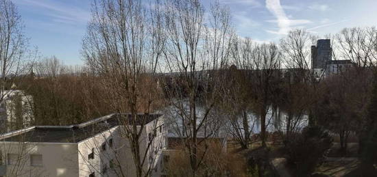 helle 1 ZWG, Balkon mit Aussicht und moderner Einbauküche in Stuttgart