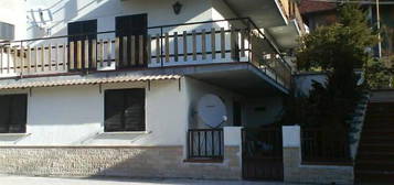 Casa in montagna con terrazza, cantina e garage