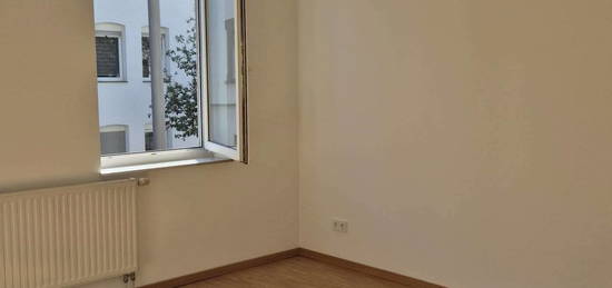 Schöne und vollständig renovierte 2,5-Raum-Wohnung mit Balkon in Aachen