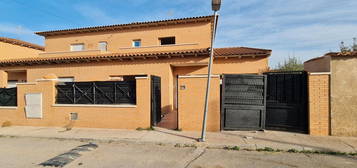 Casa adosada en venta en Burguillos de Toledo