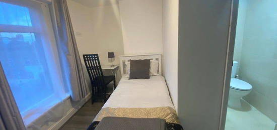 Room to rent in Mile End Road, London E1