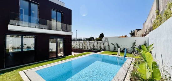 Moradia T3, Nova, sim tem 3 Suites ,com varandas, piscina e jardim em Cascais!