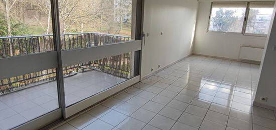 F4 de 92 m2, 7 m2 terrasse, parc privatif de 4 hectares, tennis