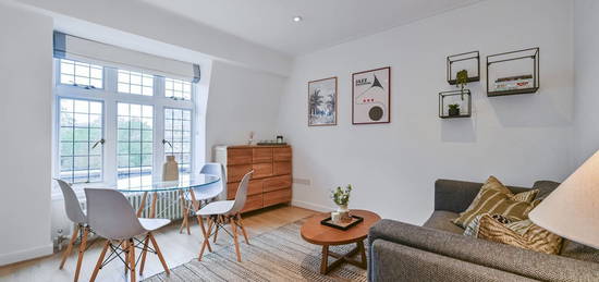 Studio for sale in Queen Court, Bloomsbury, London WC1N