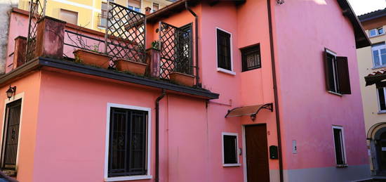 Casa indipendente in vendita in via Garibaldi, 5