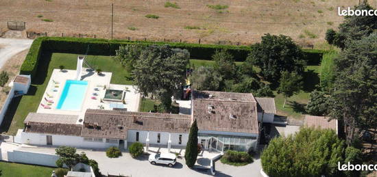 2 villas avec jardin et piscine.grosse rentabilité