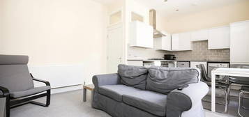 Flat to rent in Tavistock Road, Jesmond, Newcastle Upon Tyne NE2