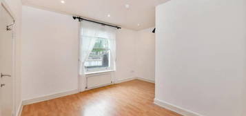 Flat to rent in Holloway Road, London N7