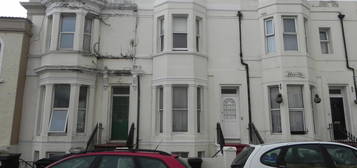 Flat to rent in Bourne Street, Eastbourne BN21