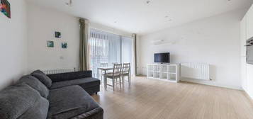 Flat to rent in Cherry Orchard Road, Croydon CR0