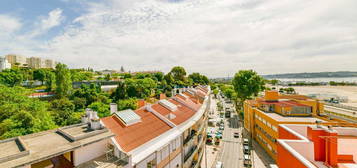 Arrendamento de Apartamento T2  na rua Direita do Dafundo