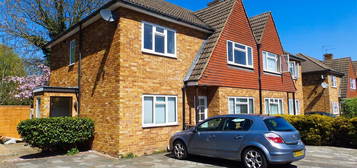 Maisonette to rent in Willow Tree Close, Ickenham, Uxbridge UB10