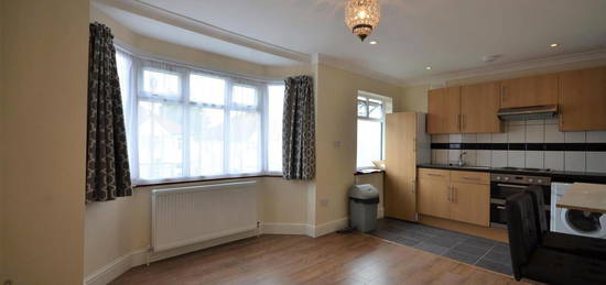 Maisonette to rent in Reeves Avenue, Kingsbury, London NW9