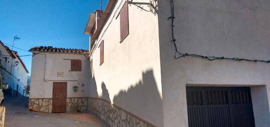 Venta casa junto iglesia de Hueneja. 400