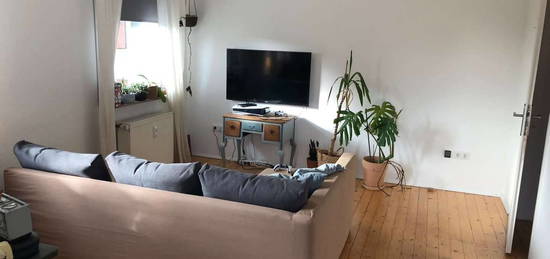 Zentrale, helle Etagenwohnung mit Balkon und Gartenteil