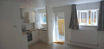 Bungalow to rent in Russell Road, London SW19