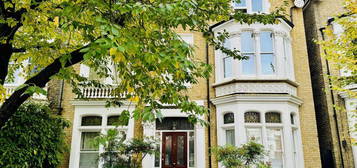 Studio to rent in Walpole Gardens, London W4