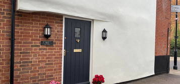 End terrace house to rent in High Street, Saxmundham, Suffolk IP17