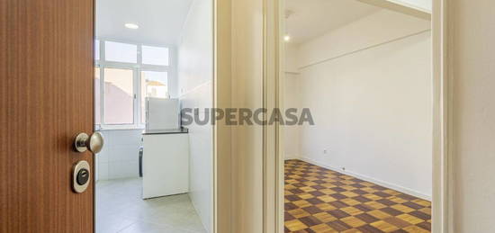 Alcântara - Apartamento T1 equipado e remodelado na Rua dos Lusíadas com 2 arrecadações