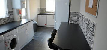 4 bedroom terraced house to rent