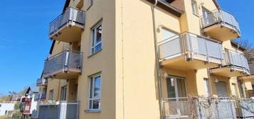 2-Zimmer-Dachgeschosswohnung mit Garagen-Stellplatz (Nr. 12), West-Balkon, Stäbchen-Parkett, separater Küche, Bad mit Badewanne und Fenster, 01326 DD