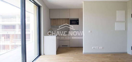 Apartamento T0 Novo C/ Lugar de Garagem em Santa Marinha (VL8)