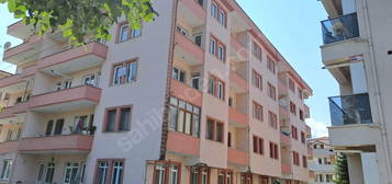 BURHANİYE MAHALLESİNDE KİRALIK 2+1 BAKIMLI DAİRE