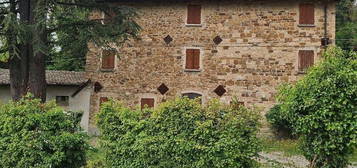 Viano casa singola da ristrutturare completament