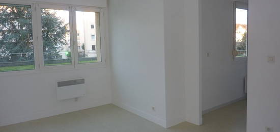 Studio  à louer, 1 pièce, 32 m², Étage 1/4