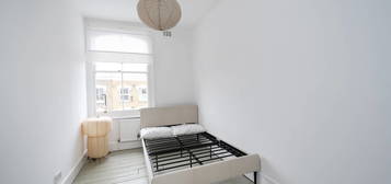 Flat to rent in Chatsworth Road, Clapton, London E5