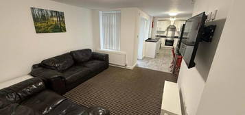 6 bedroom terraced house to rent