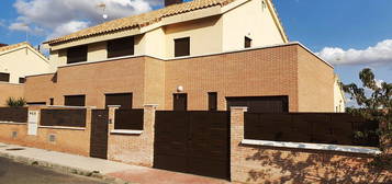 Chalet pareado en venta en calle el Mirador, 8