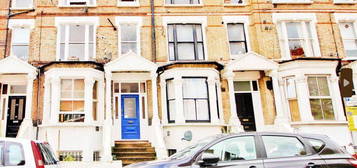 Flat to rent in Stockwell Road, London SW9