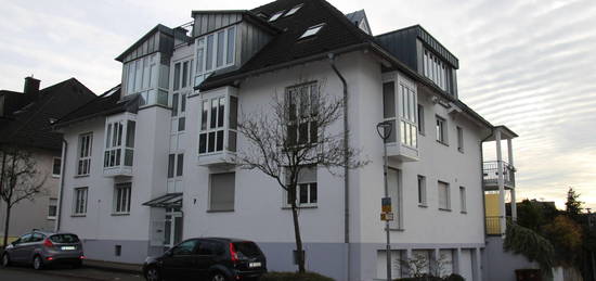 Schöne, helle und toll gelegene 2-Zimmer Dachwohnung mit Balkon und Blick auf den Kölner Dom