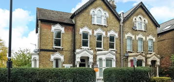 Flat to rent in Upper Tollington Park, London N4