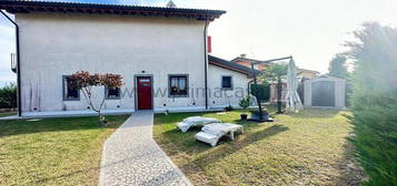 Villa indipendente con giardino Rif. J 2034