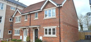 3 bed semi-detached house to rent