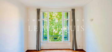 Appartement traversant avec balcon, quartier recherché