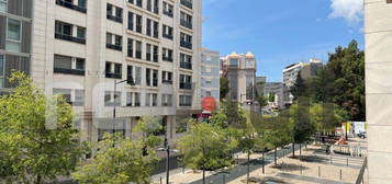 Lisboa- Avenida Duque de Ávila T2 com terraço e jardim num 1-º anda...