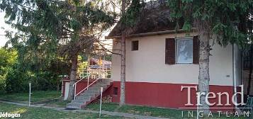Dunaújvárosban felújított tégla ház eladó.