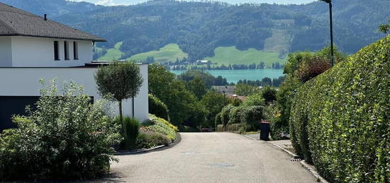 MIETOBJEKT * EIN SCHÖNER PLATZ ZUM LEBEN IN SEENÄHE !  Edle, neuwertige 3 Zi. Garten-Whg. mit großem Garten in absoluter Ruhelage