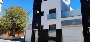 Chalet pareado en venta en calle Obispo Rincón