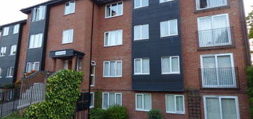 Flat to rent in Reedham Drive, Purley CR8